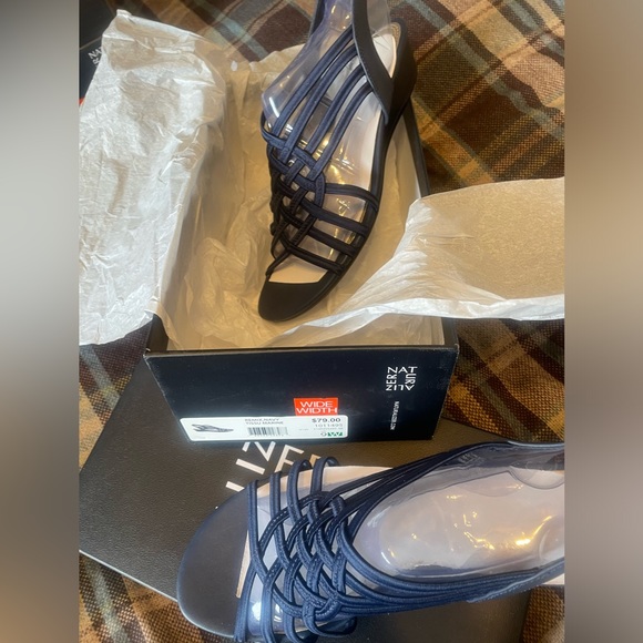 NEW in Box - NATURALIZER “Remix” Sandals - 9W Navy - Picture 3 of 4